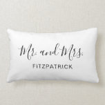 Cojín Lumbar Sr. y Sra. Apellido Elegant Boda recién casada<br><div class="desc">Sencilla almohada tirada con "Mr. and Mrs." en un guión elegante junto con su apellido en negro sobre un fondo blanco. Esta almohada moderna de tiro hace un gran regalo boda/recién casado para una novia y un novio.</div>