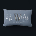Cojín Lumbar Sr. Y Sra. Modern Script Typography Personalizado<br><div class="desc">Bienvenidos amigos y familia a su casa con esta almohada Lumbar personalizada con escritura de tipografía de Mr. Es un diseño elegante con un fondo azul polvoriento moderno. El centro tiene el apellido de la novia y el novio escrito en monograma en gris claro. El texto es "mr y mrs"...</div>