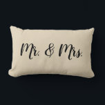 Cojín Lumbar Sr. y Sra. Script Boda Pillow<br><div class="desc">Nuestra almohada Mr. y Mrs. script es el regalo perfecto para las recién casadas.</div>