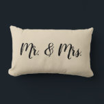 Cojín Lumbar Sr. y Sra. Script Boda Pillow<br><div class="desc">Nuestra almohada Mr. y Mrs. script es el regalo perfecto para las recién casadas.</div>