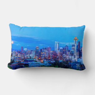 Cojín Lumbar Super Luna levantándose cerca del horizonte de Se