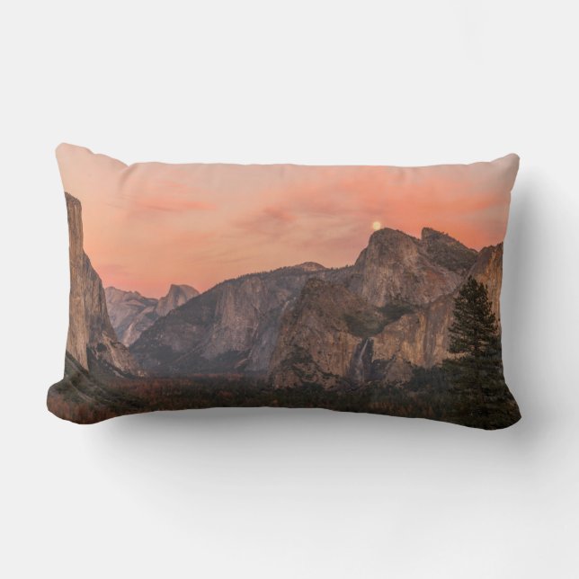 Cojín Lumbar Super Luna se levanta sobre las rocas de la catedr (Anverso)