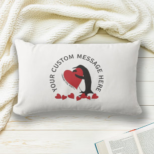 Cojín Lumbar ¡Te amo más! Lindo pingüino y corazón rojo