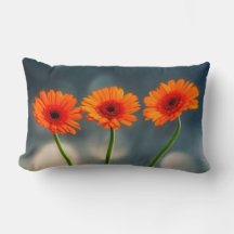 Tres Gerberas Naranjas en un Cushion Lumbar en fil