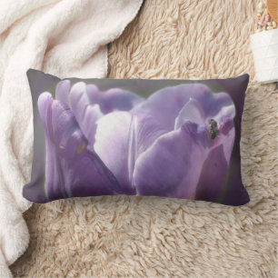 Cojín Lumbar Tulipán Lavanda con Abeja Pequeña en Primer Plano