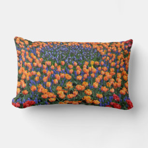 Cojín Lumbar Tulipanes naranjas y flores de muscari