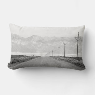 Cojín Lumbar Un camino solitario y montañas de las líneas