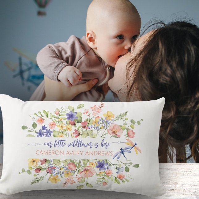Cojín Lumbar Una flor silvestre está aquí personalizada (A Little Wildflower is Here Personalized Lumbar Pillow)