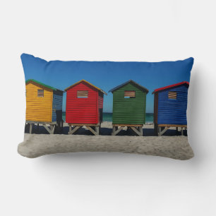Cojín Lumbar Una hilera de cabañas de playa de colores vivos