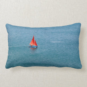 Cojín Lumbar Velero azul con la vela roja en Coverack