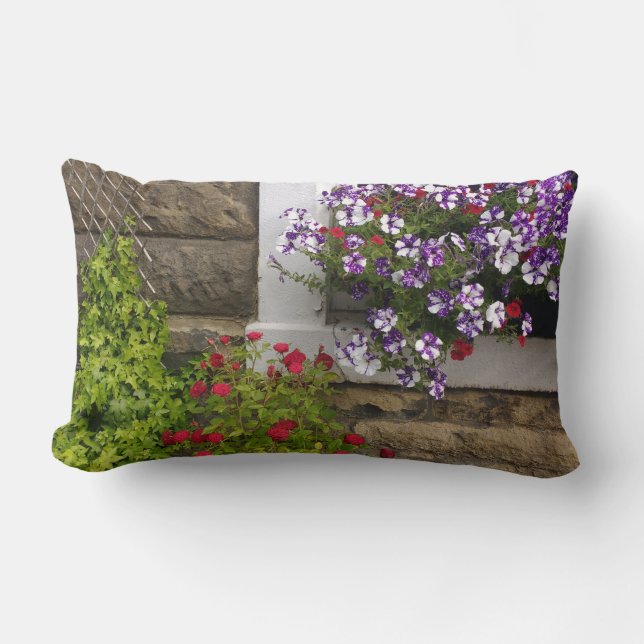 Cojín Lumbar Ventana de cabaña escocesa con petunias y rosas (Anverso)