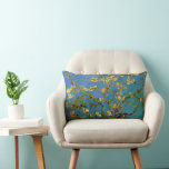 Cojín Lumbar Vincent van Gogh - Almendro en Flor<br><div class="desc">Almendro en Flor (1890) de Van Gogh es una pintura vintage de arte floral de estilo postimpresionista. Una rama de un almendro en flor en un jardín de primavera con el cielo azul en el fondo. Hermosas flores blancas en flor. Sobre el artista: Vincent Willem van Gogh (1853-1890) fue un...</div>
