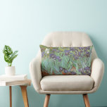 Cojín Lumbar Vincent van Gogh - Irises<br><div class="desc">Irises (1889) de Van Gogh es una pintura vintage post impresionsionismo de arte fino de naturaleza floral. Un grupo de iris morados con barba y una sola flor blanca de iris que crece en un jardín. Fue una de sus primeras pinturas cuando estuvo en el asilo en Saint-Remy-de-Provence. En 1987...</div>
