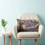 Cojín Lumbar Vincent van Gogh - Noche Starry<br><div class="desc">Noche estrellada (1889) de Vincent van Gogh es una pintura vintage de la naturaleza del paisaje artístico de arte fino. Vista de una ciudad en un valle por la noche con nubes girando, las estrellas brillando y una hermosa luna dorada de media luna amarilla. Se pintó durante el día desde...</div>