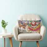 Cojín Lumbar Vintage Christmas, Jolly Santa Claus con Sleigh<br><div class="desc">Diseño de vacaciones de Navidades de ilustracion de época del clásico libro de cuentos para niños "Fue la noche antes que los Navidades". Este diseño presenta a un alegre Santa Claus con su burla en el trineo de los juguetes que saca su equipo de renos. Santa está a punto de...</div>
