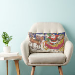 Cojín Lumbar Vintage Christmas, Jolly Santa Claus con Sleigh<br><div class="desc">Diseño de vacaciones de Navidades de ilustracion de época del clásico libro de cuentos para niños "Fue la noche antes que los Navidades". Este diseño presenta a un alegre Santa Claus con su burla en el trineo de los juguetes que saca su equipo de renos. Santa está a punto de...</div>