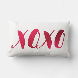 Cojín Lumbar XOXO de PixDezines en Relieve metalizado rojo fals