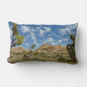 Cojín Lumbar Yucas y paisaje del desierto del cielo azul