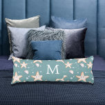 Cojín Monograma ciano oscuro verde<br><div class="desc">Fondo verde de color cian oscuro decorado con estrellas de naranja y medusas. Personaliza y agrega tu nombre. Guión de estilo con letras de mano blanca grande.</div>
