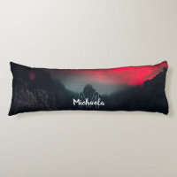 Monograma de nubes, niebla y montañas quemadas