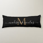 Cojín Monograma de oro negro guión de nuevo aniversario<br><div class="desc">Monograma simple de oro negro con guión de Boda de pareja recién casada Aniversario almohada del cuerpo</div>