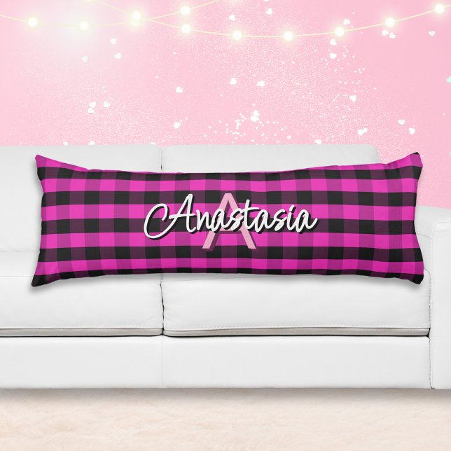 Cojín Monogramación de la comprobación de búfalo rosado  (A monogrammed body pillow with pink and black buffalo check pattern)
