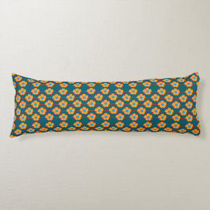 Cojín Naranja juguetón y floral azul oscuro