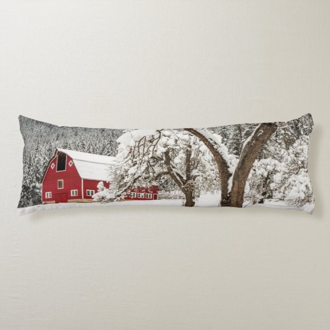 Cojín Nieve fresca en granero rojo (Anverso)