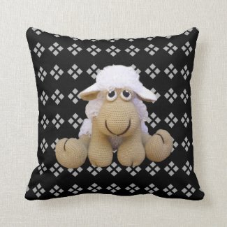 Cojín oveja de crochet y dibujos geométricos