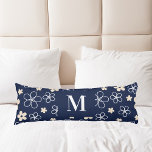 Cojín Patrón de flor de crema azul marino retro<br><div class="desc">Un fondo azul marino con un estilo floral retro en blanco y crema. Personalice y añada su letra de monograma,  inicial.</div>