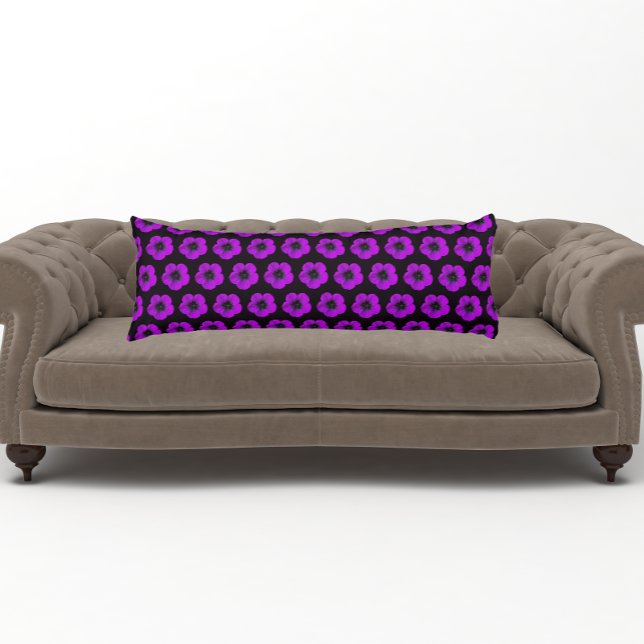 Cojín Patrón floral morado de geranio en negro (In Situ)