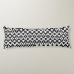 Cojín Patrón moderno retro blanco negro Lozenges<br><div class="desc">Decore su sofá con esta almohada de cuerpo recubierta con este moderno y fresco patrón de lozenges modernos en blanco y negro. Este diseño de lozenges anidados en blanco y negro que vi en la chaqueta de piel de una mujer. Pensé que parecía genial y fácil de reproducir. Los diseños...</div>