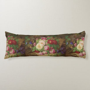 Cojín Pieza Rosa en el suelo forestal con mariposas