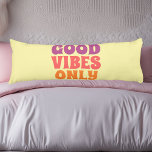 Cojín Pillow RetroBody<br><div class="desc">¡Trae una ráfaga de positividad a tu espacio con esta almohada de "solo vibes buenas"! Diseñada con un tipo de letra groovy retro con rosados, púrpura y naranjas en negrita, esta almohada amarillo pastel trata de difundir alegría, felicidad y vibraciones chill. Tanto si estás relajado, relajado o aportando un toque...</div>