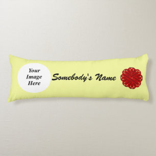 Cojín Plantilla de cinta de flores de Borgoña por Kennet