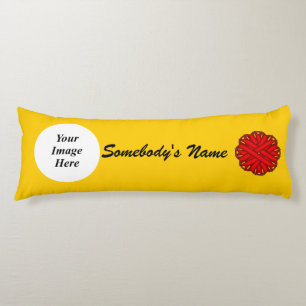 Cojín Plantilla de cinta de flores rojas por Kenneth Yon