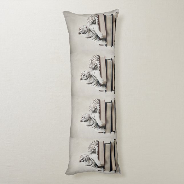 Cojín Posing White Tiger on Books – Elegant Body Pillow (Atrás (Vertical))