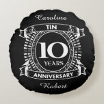 Cojín Redondo 10.º aniversario del boda en lata<br><div class="desc">Tu décimo aniversario de boda tiene el regalo tradicional de estaño. Este diseño de estilo escudo es un diseño romántico para parejas que celebran 10 años de matrimonio. Si quieres ayuda para personalizar este diseño, por favor contacta conmigo, es un botón de preguntar a este diseñador, justo debajo de este...</div>