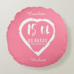 Cojín Redondo 15° aniversario Boda cristal tradicional<br><div class="desc">Si quieres ayuda para personalizar este diseño,  por favor contacta conmigo,  hay un botón de preguntar a este diseñador,  justo debajo de este texto. Diseño romántico de pincel de corazón para personas que celebran el 15º aniversario del boda. El cristal es el regalo tradicional para esta ocasión.</div>