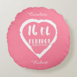 Cojín Redondo 16.º aniversario Boda peridot tradicional<br><div class="desc">Si quieres ayuda para personalizar este diseño,  por favor contacta conmigo,  hay un botón de preguntar a este diseñador,  justo debajo de este texto. Diseño romántico de pincel de corazón para personas que celebran el 16 aniversario del boda. La gema de Peridot es el regalo tradicional para esta ocasión.</div>