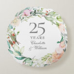 Cojín Redondo 25 años de plata Rosas acuarela floral<br><div class="desc">Con una delicada garland floral acuática,  esta almohada botánica de moda 25º aniversario de boda se puede personalizar con su información especial de aniversario en un texto plateado elegante. Diseñado por Thisisnotme©</div>