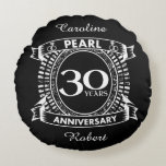 Cojín Redondo 30.º boda de perlas escudo<br><div class="desc">Un diseño romántico para celebrar tu 30 aniversario de matrimonio. Si quieres ayuda para personalizar este diseño, por favor contacta conmigo, es un botón de preguntar a este diseñador, justo debajo de este texto. Este escudo del trigésimo aniversario de 30 años de boda tiene el texto perla como ese es...</div>
