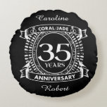 Cojín Redondo 35° aniversario boda escudo Coral Jade<br><div class="desc">Un diseño romántico para celebrar tu 35 aniversario de matrimonio. Si quieres ayuda para personalizar este diseño, por favor contacta conmigo, es un botón de preguntar a este diseñador, justo debajo de este texto. Este escudo de 35 años de aniversario boda tiene el texto coral / jade como el regalo...</div>