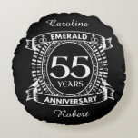 Cojín Redondo 55.º boda escudo esmeralda<br><div class="desc">Un diseño romántico para celebrar tu 55 aniversario de matrimonio. Si quieres ayuda para personalizar este diseño, por favor contacta conmigo, es un botón de preguntar a este diseñador, justo debajo de este texto. Este escudo de 55 años, 55 años, aniversario boda, tiene el texto esmeralda como el regalo tradicional...</div>