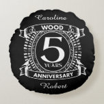 Cojín Redondo 5.º boda escudo afligido<br><div class="desc">Un diseño para celebrar tu quinto año de matrimonio. Este primer diseño de aniversario de boda tiene un escudo blanco angustiado, con el textil de madera, 5 años , aniversario. Si quieres ayuda para personalizar este diseño, por favor contacta conmigo, es un botón de preguntar a este diseñador, justo debajo...</div>