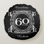 Cojín Redondo 60.º boda escudo de diamantes<br><div class="desc">Un diseño romántico para celebrar tu 60 aniversario de matrimonio. Si quieres ayuda para personalizar este diseño, por favor contacta conmigo, es un botón de preguntar a este diseñador, justo debajo de este texto. Este escudo de 60 años de boda tiene el diamante de texto como el regalo tradicional para...</div>