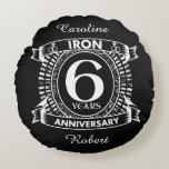 Cojín Redondo 6.º aniversario de bodas escudo afligido<br><div class="desc">Un diseño para celebrar tu sexto año de matrimonio. Este primer diseño de aniversario boda tiene un escudo blanco angustiado, con el texto hierro, 6 años , aniversario. Si quieres ayuda para personalizar este diseño, por favor contacta conmigo, es un botón de preguntar a este diseñador, justo debajo de este...</div>