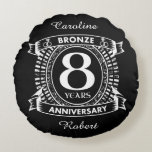 Cojín Redondo 8.º bronce del aniversario del boda<br><div class="desc">Su octavo aniversario boda tiene el tradicional regalo de bronce. Este diseño de estilo escudo es un diseño romántico para parejas que celebran ocho años de matrimonio. Si quieres ayuda para personalizar este diseño, por favor contacta conmigo, es un botón de preguntar a este diseñador, justo debajo de este texto....</div>