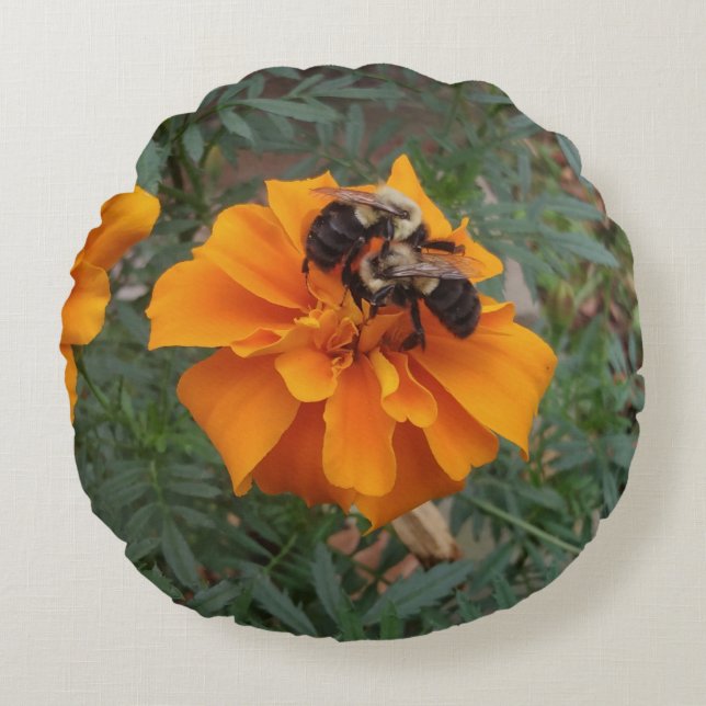 Cojín Redondo Abejorro en Flor de Marigold (Anverso)