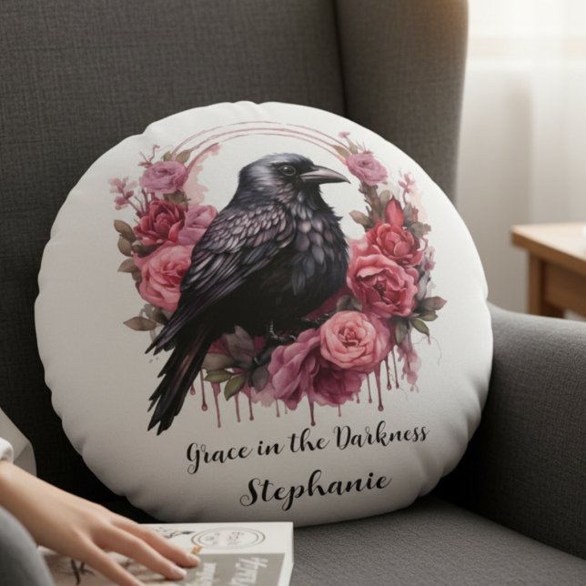 Cojín Redondo Academia oscura floral gótica (round pillow with pink roses and raven)